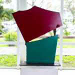 Sem Título, Caciporé Torres, Escultura em aço escovado, Dimensões variadas, S/ data Escultura feita em aço, nas cores vermelha e verde, com dimensões variadas