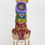 Santa Negra, Edgar, O Novissimo, bijuterias plastico, tinta de PVA, tecido e cimento sobre vidro, 30x10x10 cm, 2020. Fotografia Bruno Amorim. Acervo Pinacoteca de Mauá