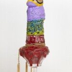 Santa Negra, Edgar, O Novissimo, bijuterias plastico, tinta de PVA, tecido e cimento sobre vidro, 30x10x10 cm, 2020. Fotografia Bruno Amorim. Acervo Pinacoteca de Mauá