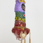 Santa Negra, Edgar, O Novissimo, bijuterias plastico, tinta de PVA, tecido e cimento sobre vidro, 30x10x10 cm, 2020. Fotografia Bruno Amorim. Acervo Pinacoteca de Mauá